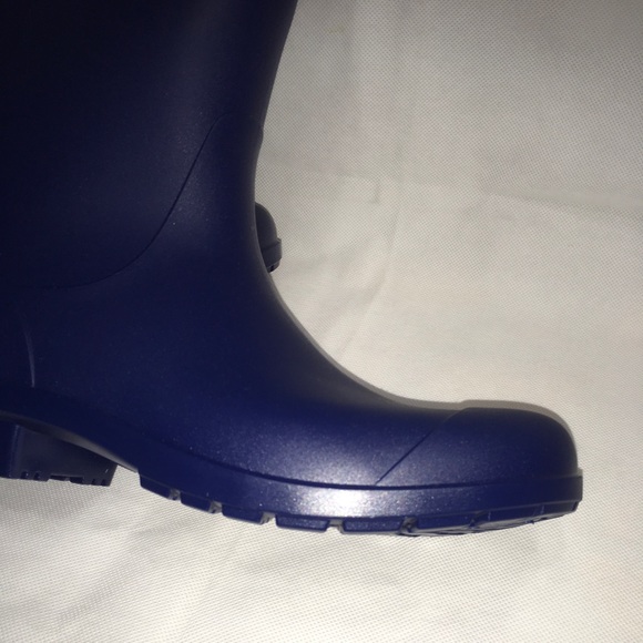UGG Sienna Matte Rain Boots - Picture 14 of 16